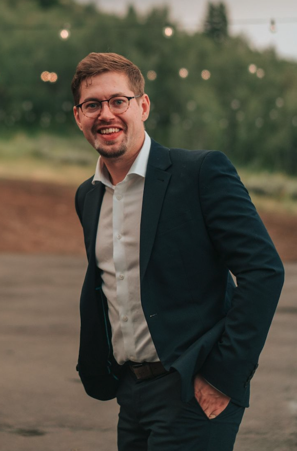 Patrik i kostym